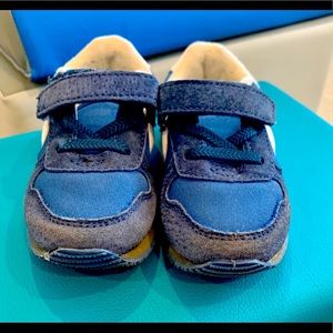 Walucan kids Velcro sneakers. Size 6